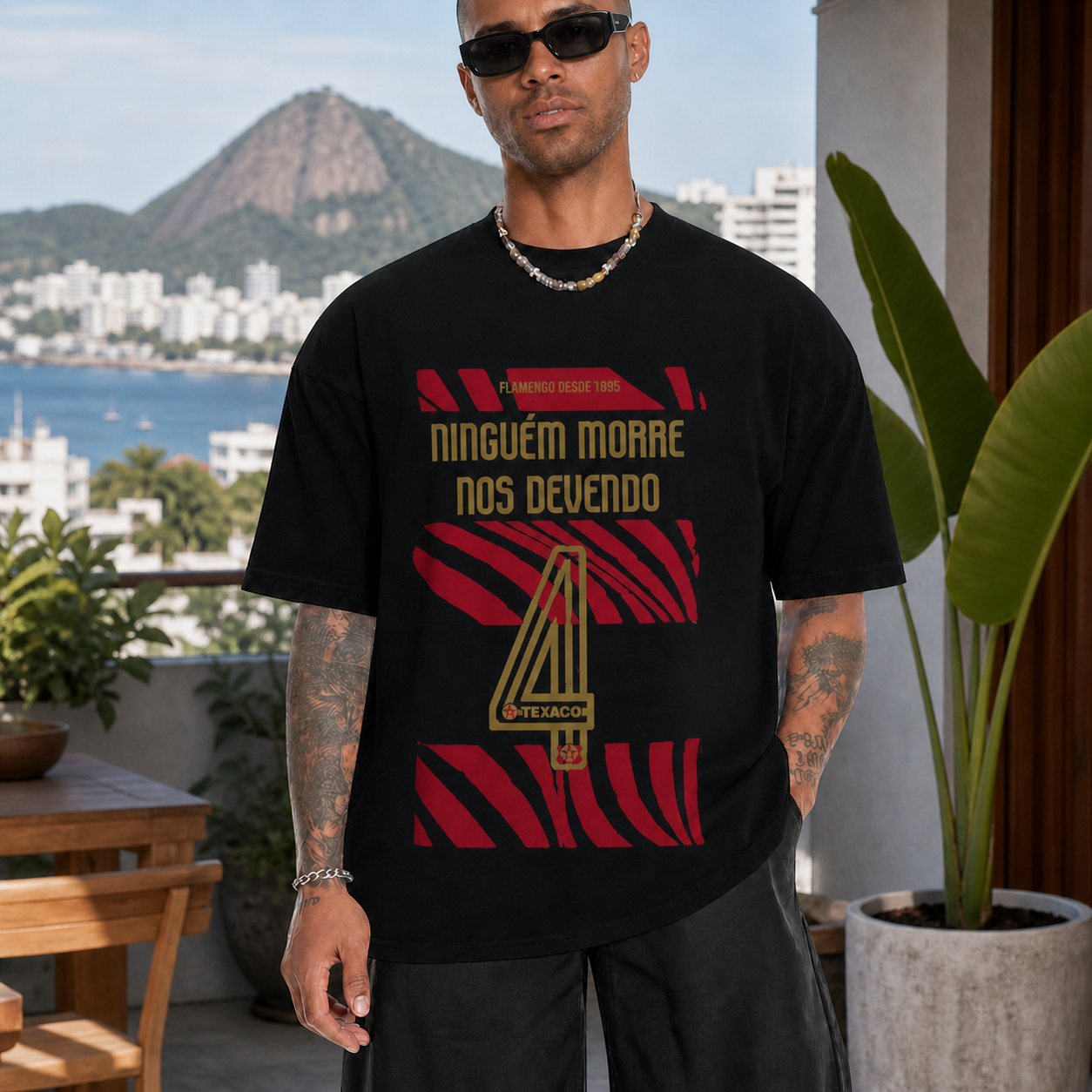 Camiseta 180g Ninguém Morre Nos Devendo | Flamengo em cena de uso no Brasil